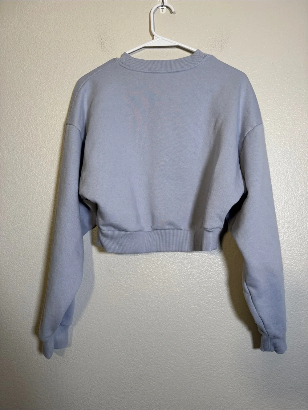 ALO Yoga Cropped Accolade Crewneck in Winter Frost - S EST.